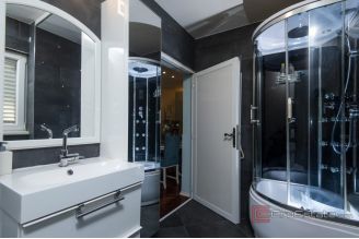 009 2061 11 Bacvice spacious three bedroom apartment for sale
