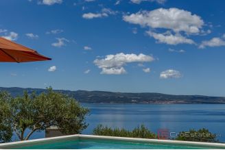 017 2056 15 Omis spacious villa with swimming pool for sale