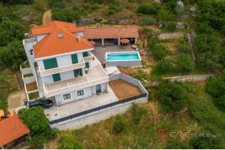 017 2056 15 Omis spacious villa with swimming pool for sale