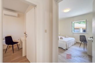 017 2056 15 Omis spacious villa with swimming pool for sale