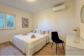 017 2056 15 Omis spacious villa with swimming pool for sale