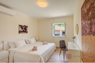 017 2056 15 Omis spacious villa with swimming pool for sale