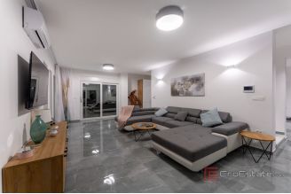 013 1033 02 Zadar area luxury villa first row to the sea for sale