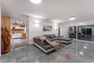 013 1033 02 Zadar area luxury villa first row to the sea for sale
