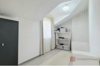 010 2047 130 Dugopolje Detached house with two units for sale