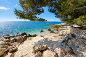 012 2051 69 island hvar apartment with pool and garden for sale