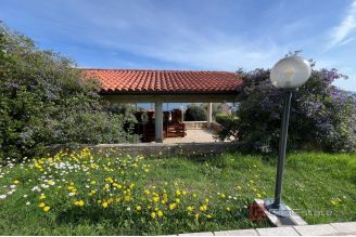 005 1032 04 Labin building land with a catering facility for sale