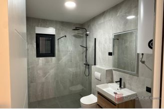 010 2058 05 Sibenik Modern apartment with terrace for sale