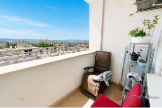007 2060 19 Split Plokite sunny one bedroom apartment with panoramic sea view for sale