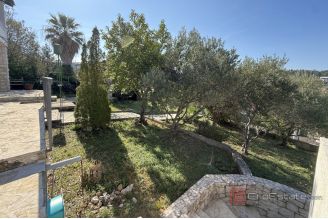 014 2041 128 island brac house with sea view and garden for sale