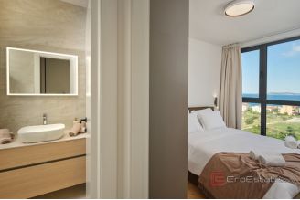 020 2056 17 Split area luxury apartment with private pool for rent