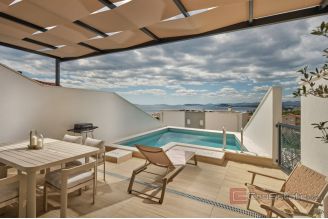 020 2056 17 Split area luxury apartment with private pool for rent