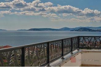 020 2056 17 Split area luxury apartment with private pool for rent