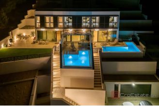 020 2056 17 Split area luxury apartment with private pool for rent