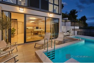 020 2056 18 Split area luxury apartment with pool for sale