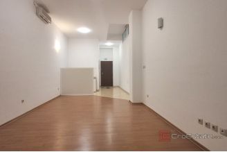 004 2031 260 split business space in excellent location for rent