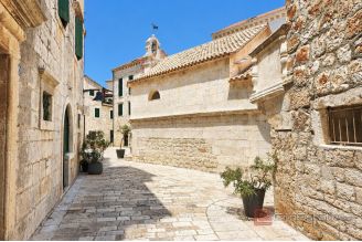 017 2051 71 Hvar stone house with two residential units for sale