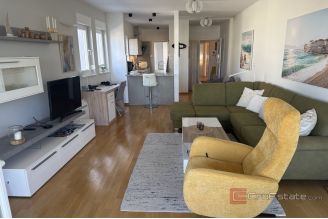 012 5524 30 Makarska Spacious four bedroom apartment for sale