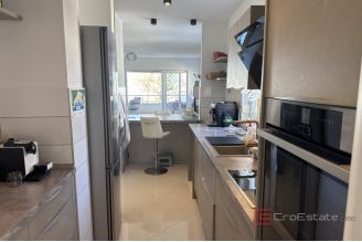 012 5524 30 Makarska Spacious four bedroom apartment for sale