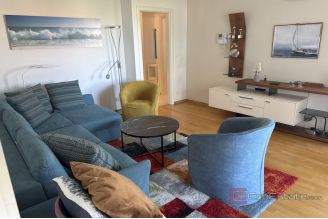 012 5524 30 Makarska Spacious four bedroom apartment for sale