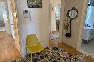 012 5524 30 Makarska Spacious four bedroom apartment for sale
