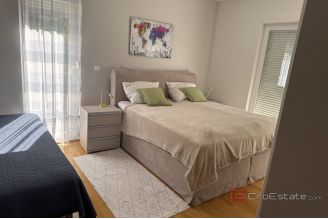 012 5524 30 Makarska Spacious four bedroom apartment for sale