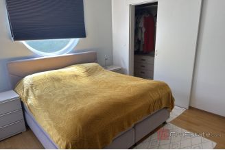 012 5524 30 Makarska Spacious four bedroom apartment for sale