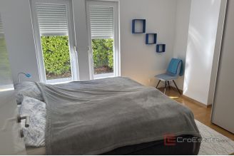 012 5524 30 Makarska Spacious four bedroom apartment for sale