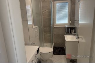 012 5524 30 Makarska Spacious four bedroom apartment for sale