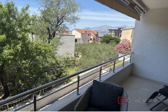 012 5524 30 Makarska Spacious four bedroom apartment for sale