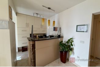011 2049 103 Split Trstenik Spacious apartment for sale