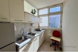 011 2049 103 Split Trstenik Spacious apartment for sale
