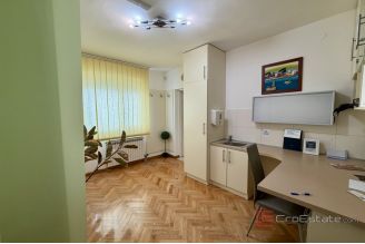 011 2049 103 Split Trstenik Spacious apartment for sale