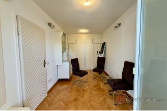 011 2049 103 Split Trstenik Spacious apartment for sale