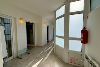 011 2049 103 Split Trstenik Spacious apartment for sale