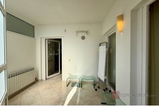 011 2049 103 Split Trstenik Spacious apartment for sale