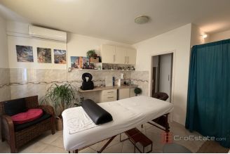 011 2049 103 Split Trstenik Spacious apartment for sale