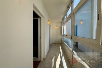 011 2049 103 Split Trstenik Spacious apartment for sale