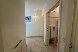 011 2049 103 Split Trstenik Spacious apartment for sale