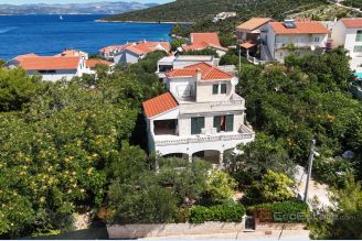 001 2047 138 Solta Detached house with garden and a sea view for sale