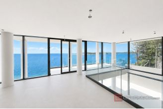 010 2056 21 Exclusive first row the sea for sale