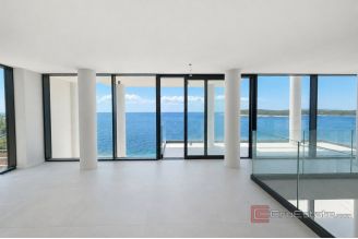 010 2056 21 Exclusive first row the sea for sale