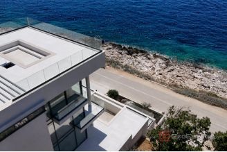010 2056 21 Exclusive first row the sea for sale