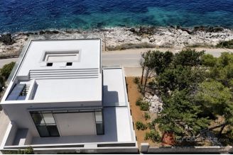 010 2056 21 Exclusive first row the sea for sale