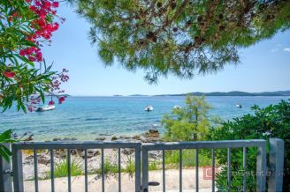 026 2011 106 peljesac house in the first row to the sea for sale