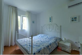026 2011 106 peljesac house in the first row to the sea for sale
