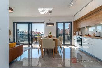 001 2035 392 Ciovo Modern two bedroom apartment with pool for sale
