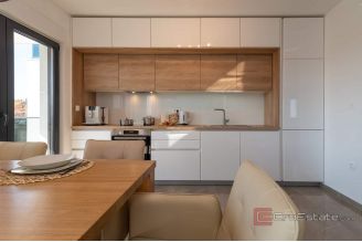 013 2035 392 Ciovo Modern two bedroom apartment with pool for sale