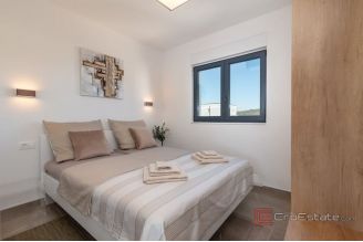 013 2035 392 Ciovo Modern two bedroom apartment with pool for sale