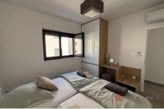 013 2035 392 Ciovo Modern two bedroom apartment with pool for sale